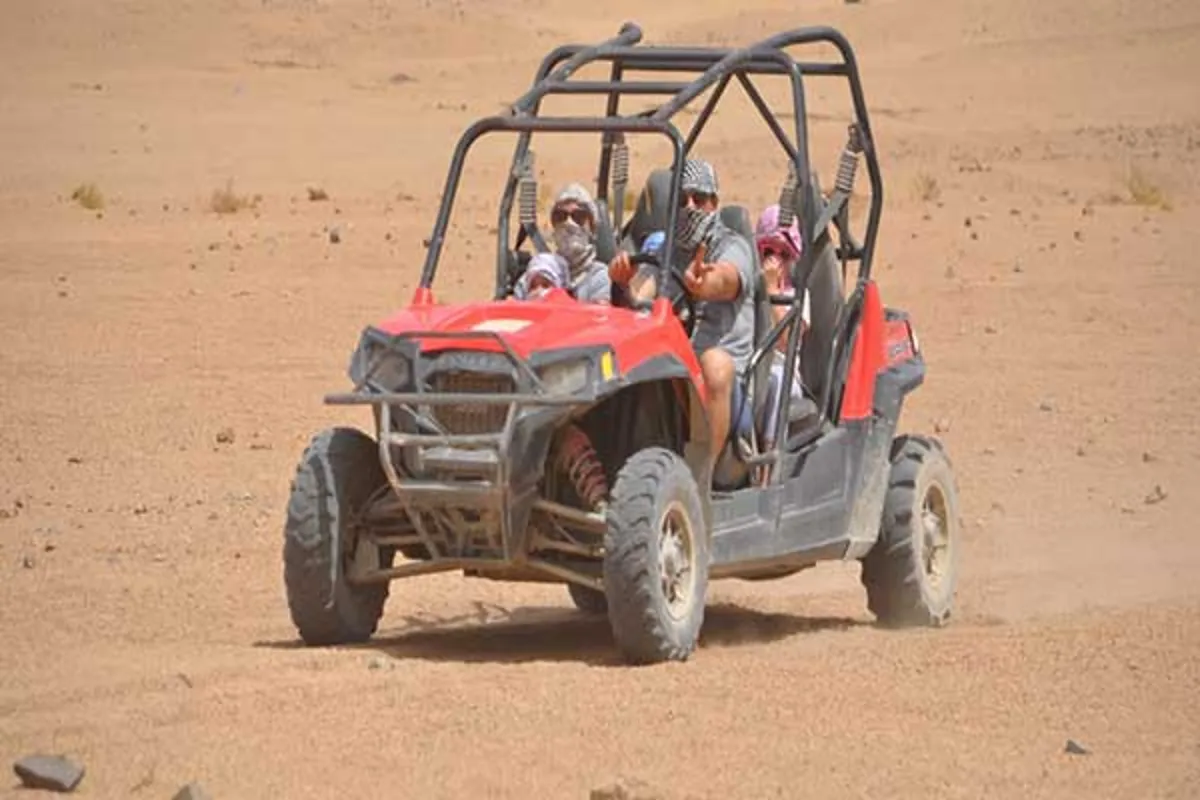 Dwuosobowy buggy na piaszczystej drodze na pustyni