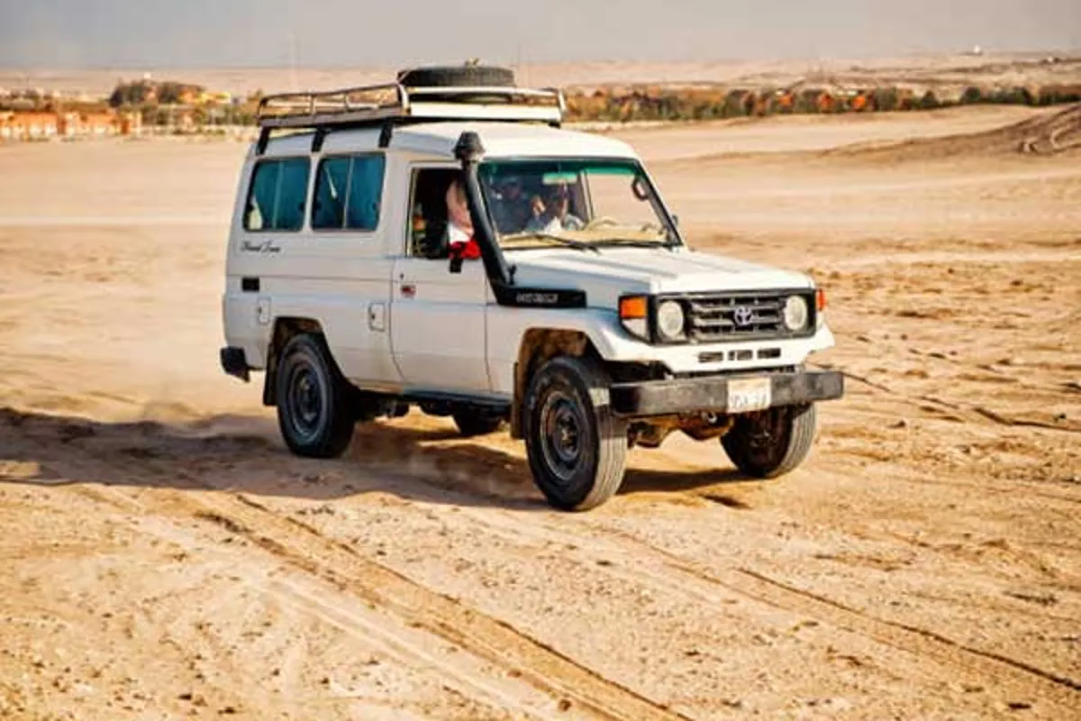 Jeep 4x4 na kamienistej drodze na Pustyni Wschodniej